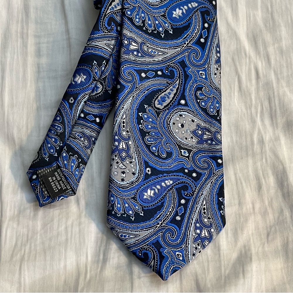 BERGAMO NEW YORK Blue Paisley Tie.